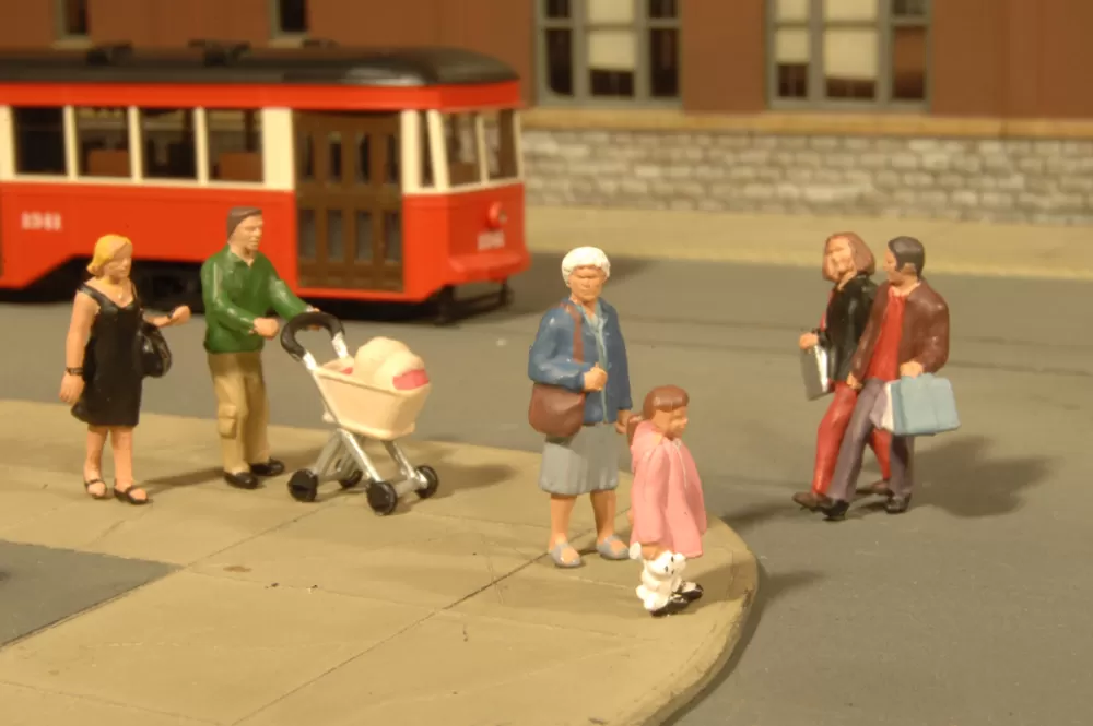 Minature Figures | O Scale Figures*Bachmann Trains Strolling People - O Scale